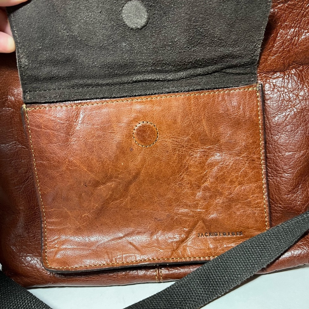 Jack George’s leather Voyager Crossbody bag - Picture 5 of 15